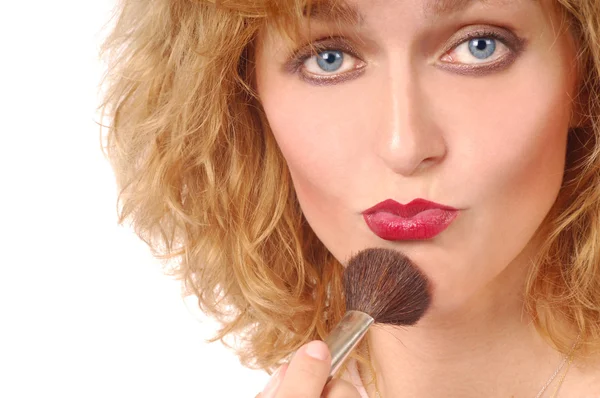 Mulher aplica maquiagem — Fotografia de Stock