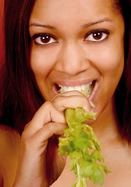 Žena jíst celer — Stock fotografie