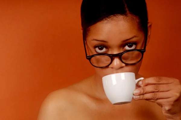 女人啜饮咖啡 — 图库照片