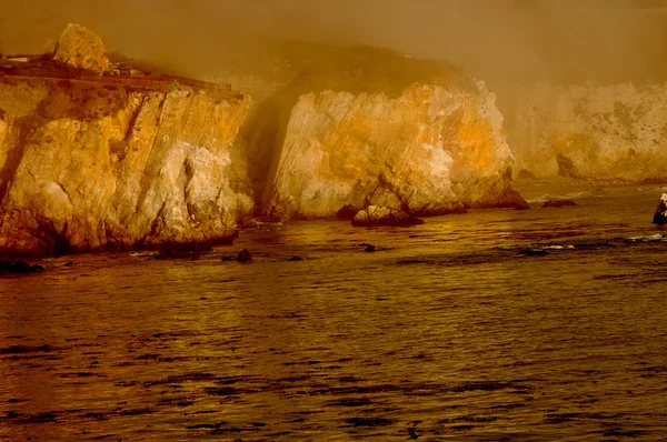 Guld klippor i dimman — Stockfoto