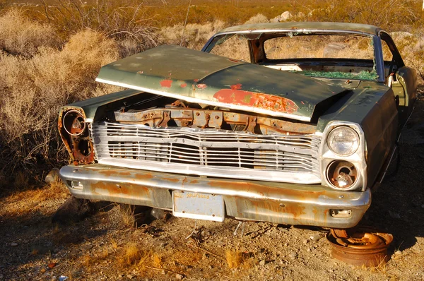 Zardzewiałe starego samochodu — Zdjęcie stockowe
