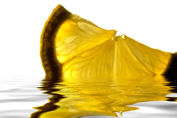 Cuña de limón en el agua — Foto de Stock