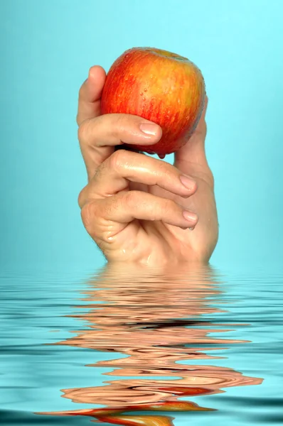 Hombre sostiene fresco húmedo manzana —  Fotos de Stock