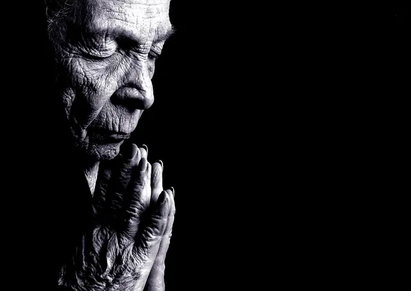 Старій жінці молитися — стокове фото