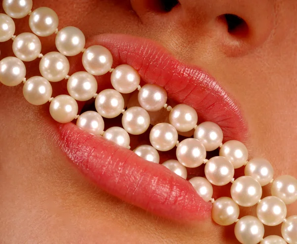 Frau mit Perlen — Stockfoto