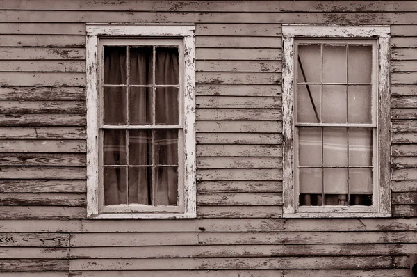 Два окна — стоковое фото