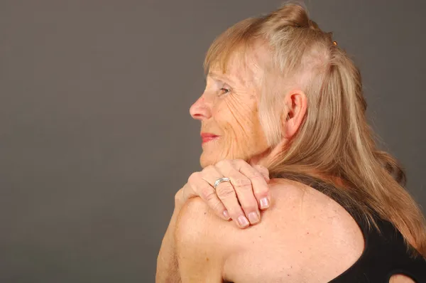 Yaşlı kadın ile ağrı — Stok fotoğraf