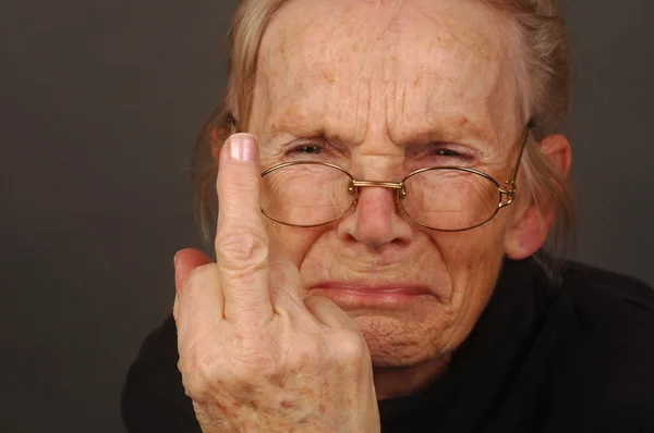 Расстроенная пожилая женщина — стоковое фото