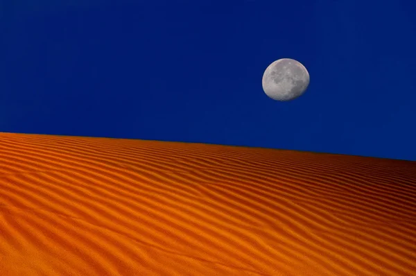 砂丘オーバー月します。 — ストック写真