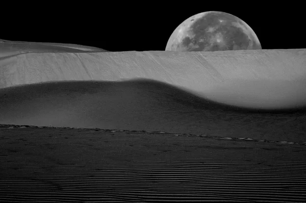 Il sorgere della luna sulle dune — Foto Stock