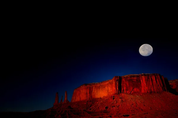 Salida de la luna sobre Monument Valley — Foto de Stock