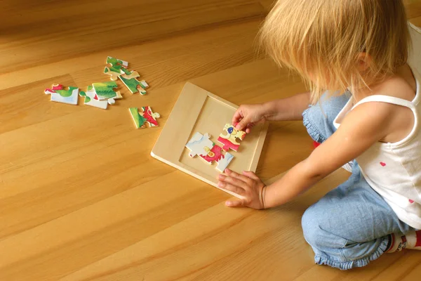 Kind oplossen puzzel — Stockfoto