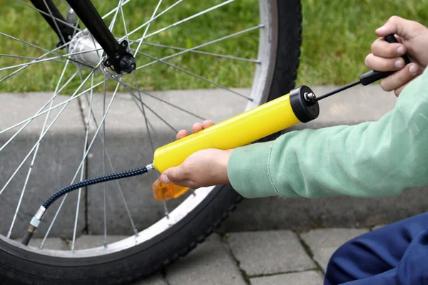 Bombeo de neumáticos de bicicleta — Foto de Stock