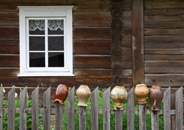 Casa rurale e vecchie brocche — Foto Stock