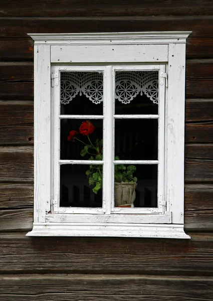 Venkovský dům okno — Stock fotografie