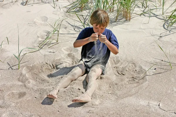 Häll upp sand — Stockfoto