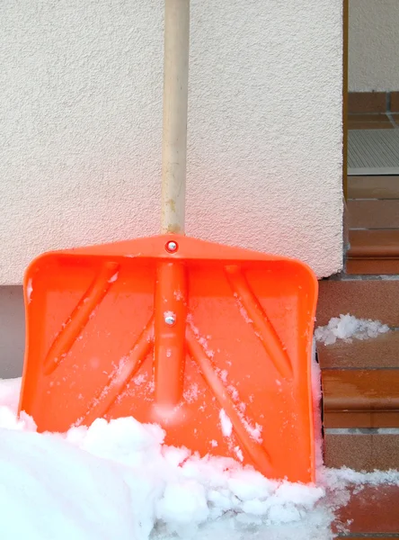 Снежная лопата — стоковое фото