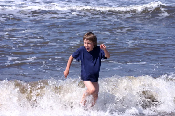 Fugindo das ondas — Fotografia de Stock