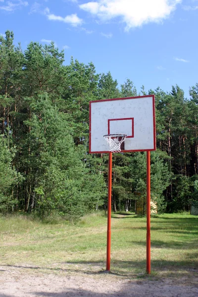 Уличный баскетбольный обруч — стоковое фото