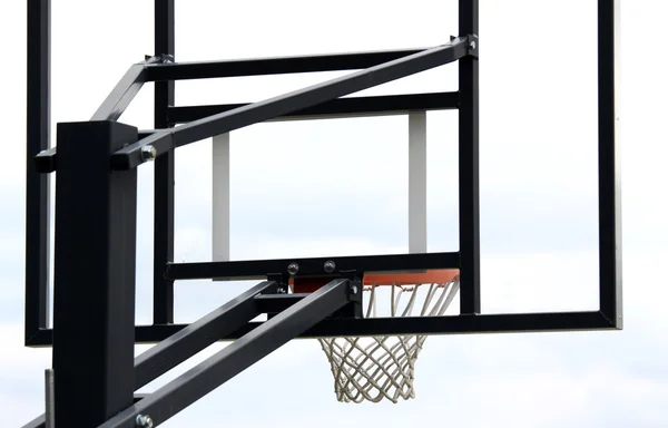 Баскетбольный обруч на открытом воздухе — стоковое фото