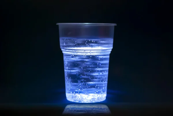 Пластиковая чашка с пузырьками воды — стоковое фото