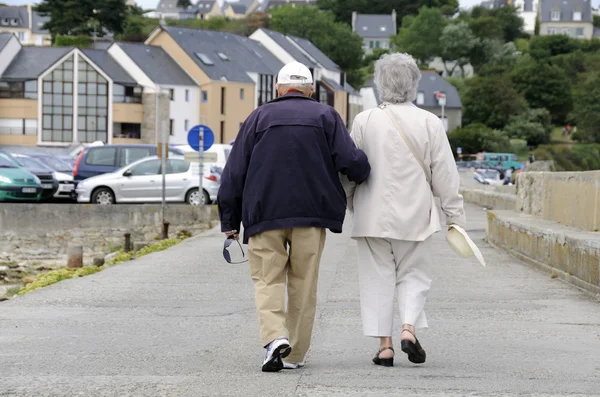 Senior cuplu de mers pe jos — Fotografie, imagine de stoc