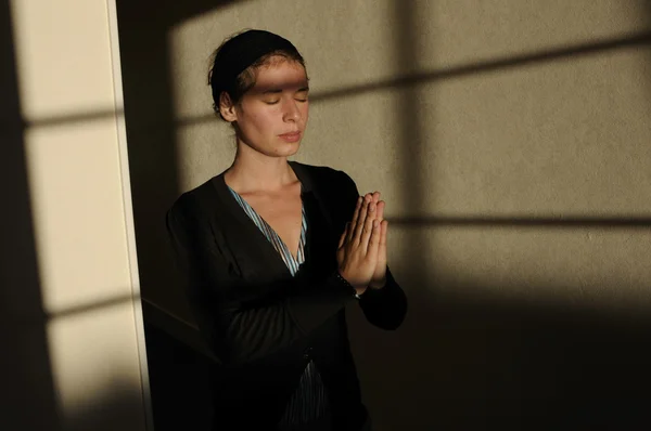 Młoda kobieta modli się — Zdjęcie stockowe