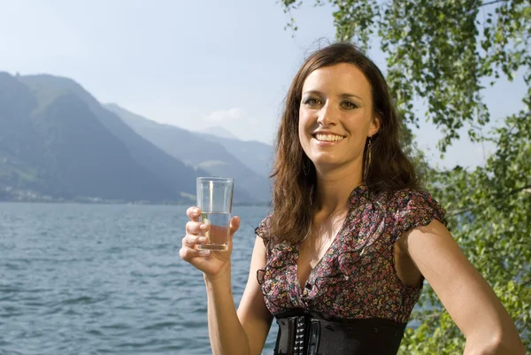 Flicka med glas vatten — Stockfoto