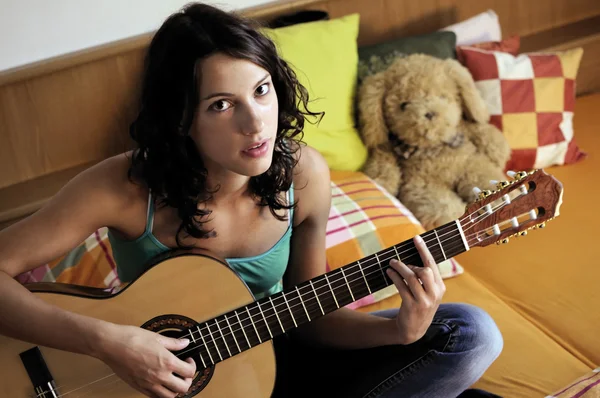 Fiatal nő gitározik — Stock Fotó