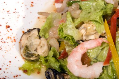Deniz ürünlerinden yapılmış salata.