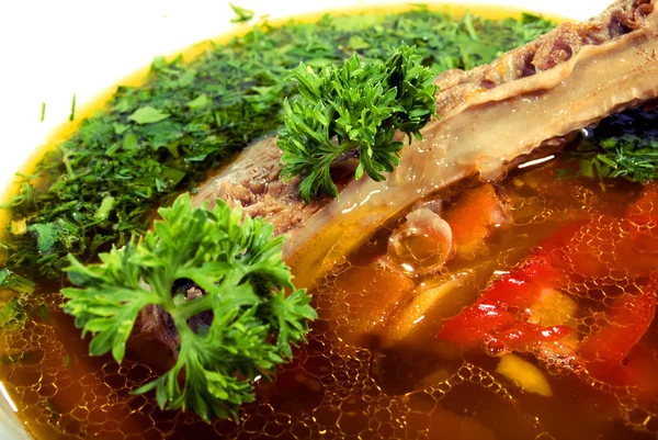 Аппетитный горячий суп в тарелке для супа — стоковое фото