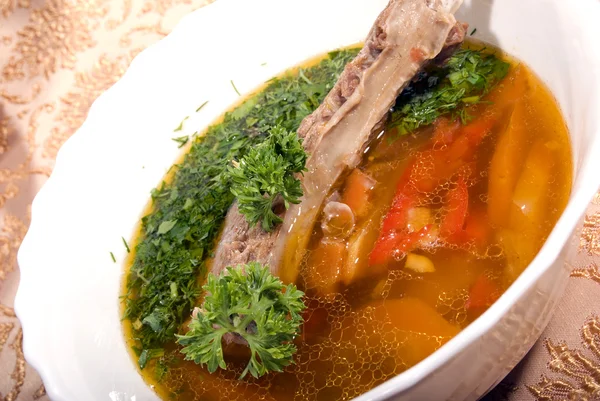Sopa quente apetitosa em um prato de sopa — Fotografia de Stock