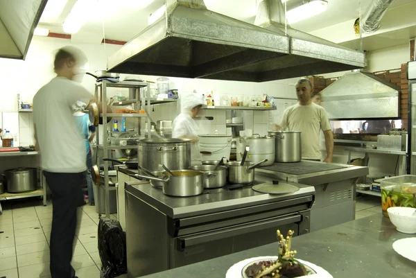 ห้องครัวพร้อมพนักงาน — ภาพถ่ายสต็อก