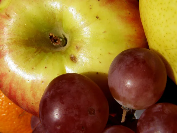 Manzanas y uva —  Fotos de Stock