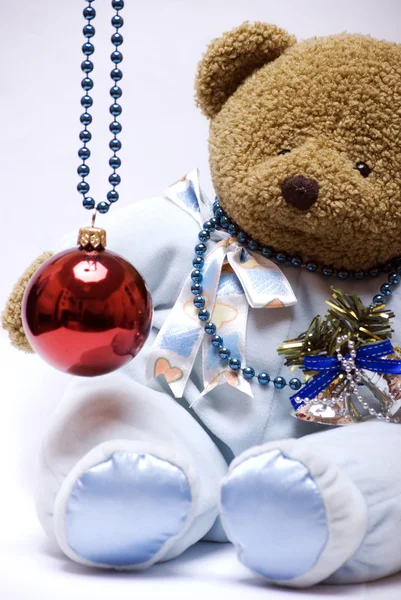 Weicher Bär mit Weihnachtskugel — Stockfoto