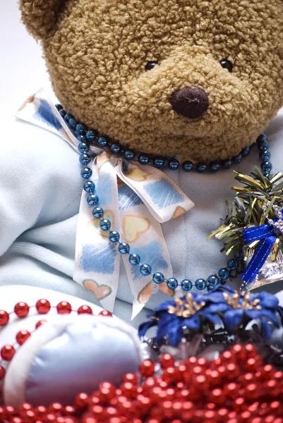 Urso macio com decorações de Natal — Fotografia de Stock
