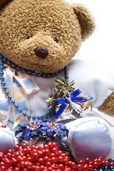 Urso macio com decorações de Natal — Fotografia de Stock