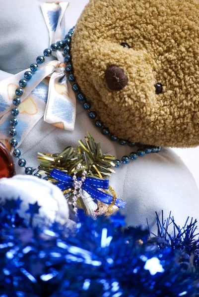 Miękki niedźwiedź z dekoracjami świątecznymi — Zdjęcie stockowe