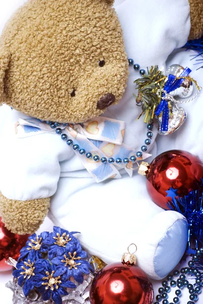 Weicher Bär mit Weihnachtsdekoration — Stockfoto