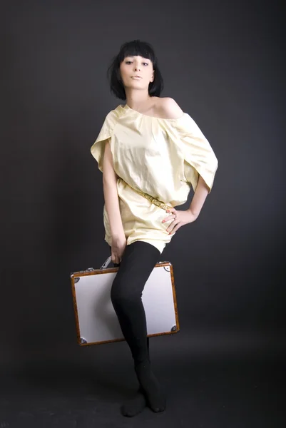 Una chica con maleta — Foto de Stock