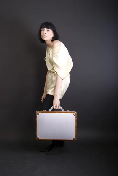 Una ragazza con la valigia — Foto Stock