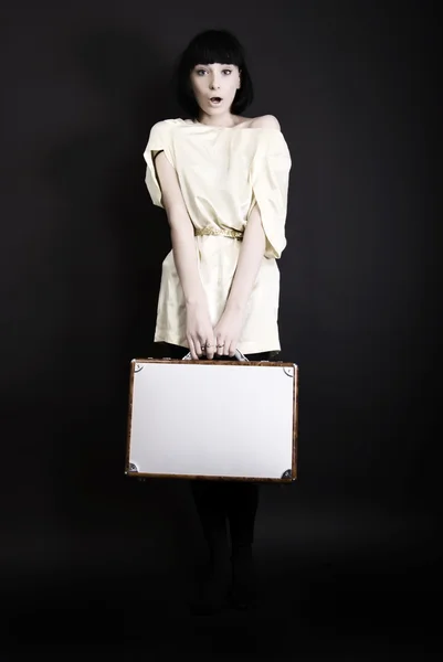Ein Mädchen mit Koffer — Stockfoto