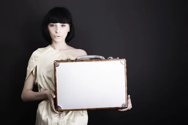 Een meisje met koffer — Stockfoto