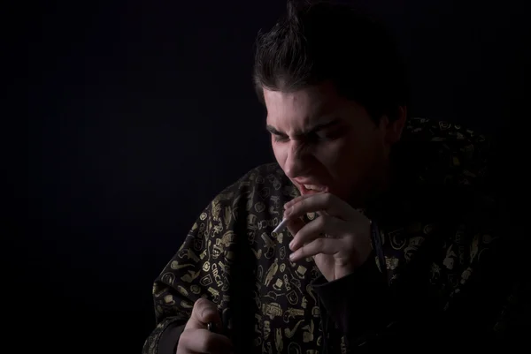 Sigara olan genç bir adam portresi — Stok fotoğraf