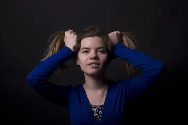 Flickan med två ponytails — Stockfoto