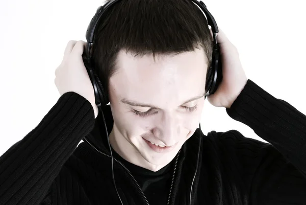 Jeune homme dans les écouteurs — Photo