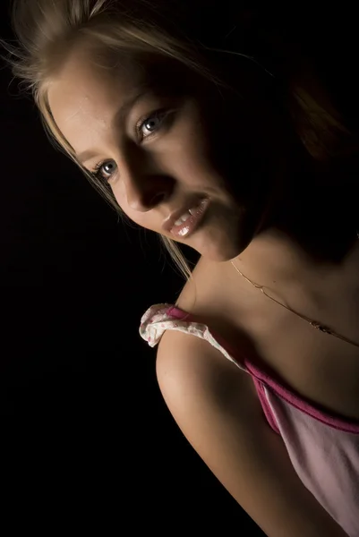 Porträtt av en ung flicka — Stockfoto