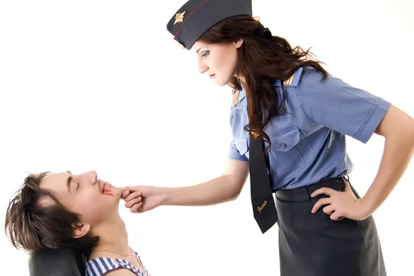 Молодая женщина в полицейской форме и преступница — стоковое фото