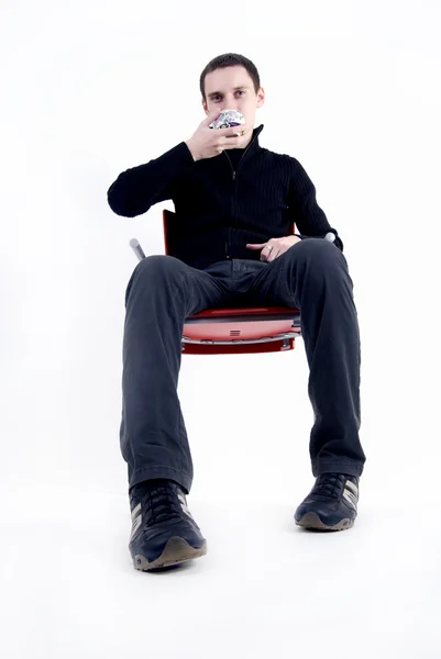 Молодой человек с чашкой чая — стоковое фото