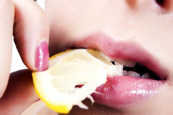 Lány eszik egy citrom — Stock Fotó